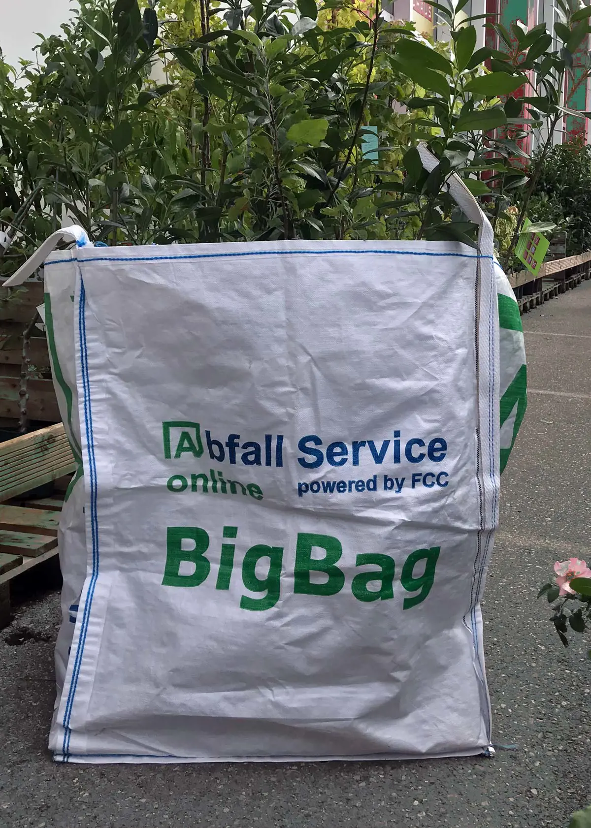 big-bag-beim-shoppen-im-gartenmarkt-abfall-service-online