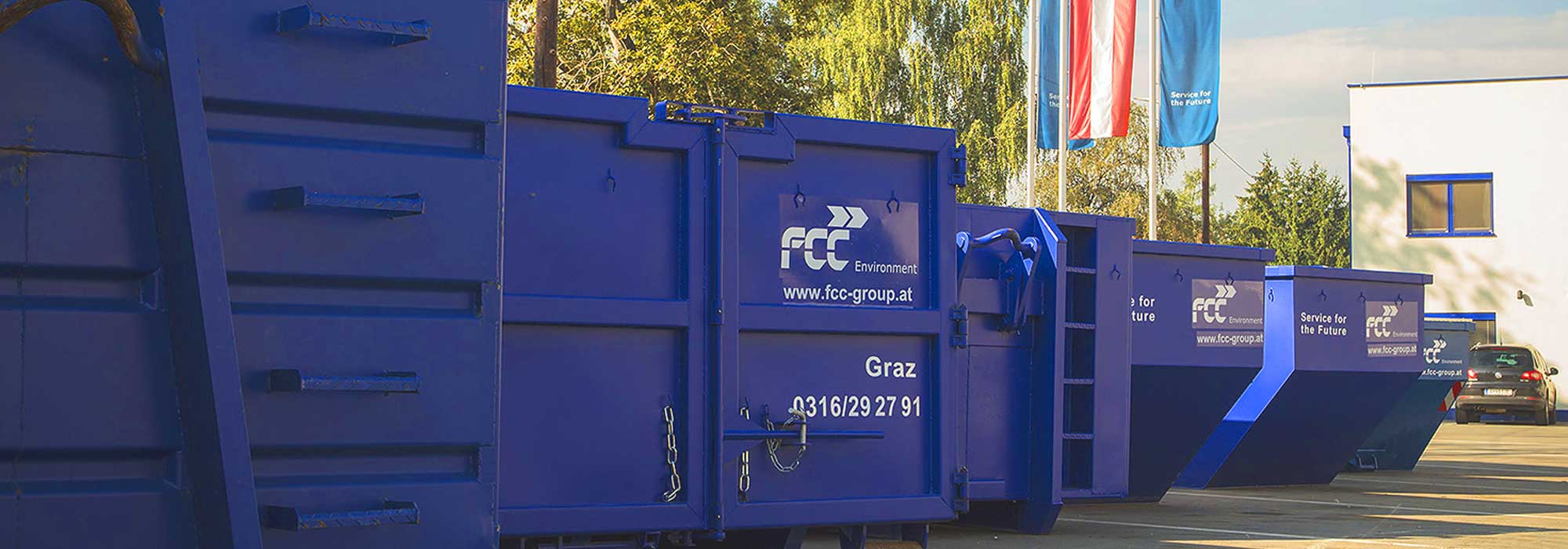 Blaue Abfallcontainer von Abfall Service online am FCC Standort in Graz